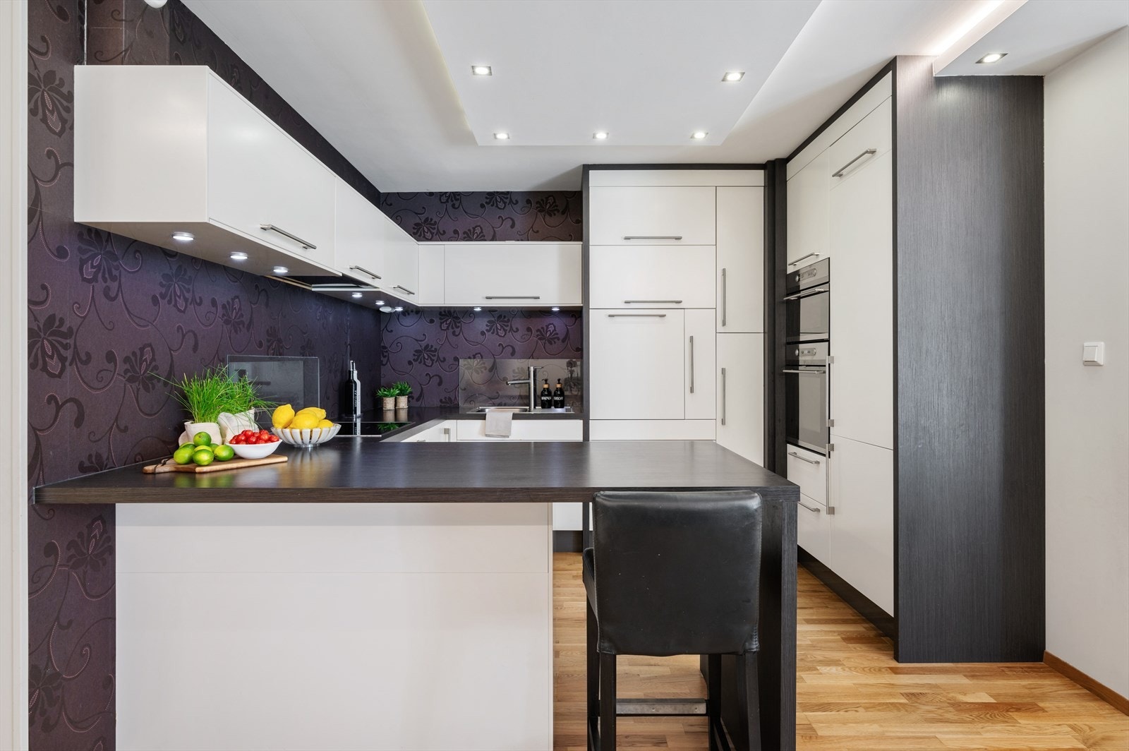 - Klassisk, tidløs kjøkkeninnredning med slette fronter og benkeplate av laminat - Galleribilde