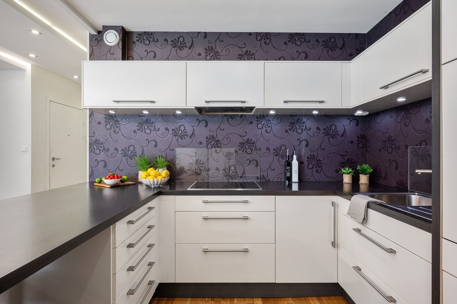 - Rikelig med skap- og benkeplass samt lys under overskap sørger for gode arbeidsforhold for kokken - Galleribilde