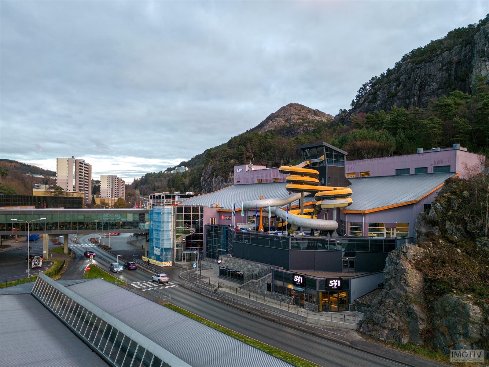 - Loddefjord terminal har et stort utvalg av bussruter med hyppige avganger. Vannkanten ligger også like ved Vestkanten Storsenter - Galleribilde