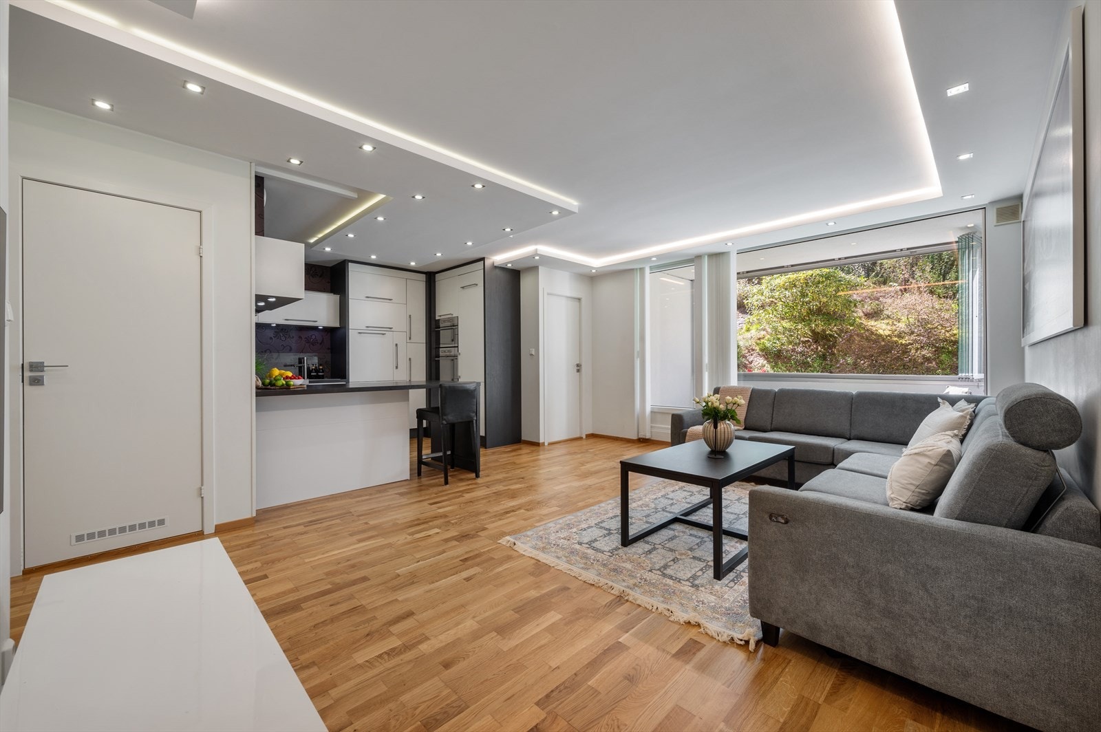 - Mye inkludert i felleskostnadene, bla. varmtvann, sentralvarme, tv/internett mm. - Galleribilde