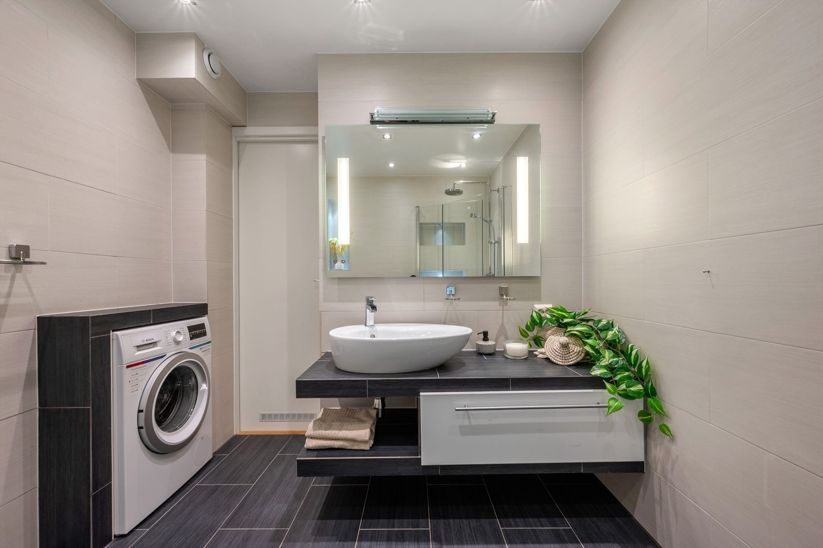 - Lekkert, helfliset bad med behagelig varme i gulv - Galleribilde