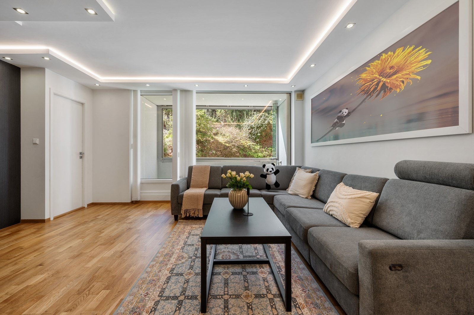 - De generøse vindusflatene sørger for rikelig med verdifullt lysinnslipp - Galleribilde