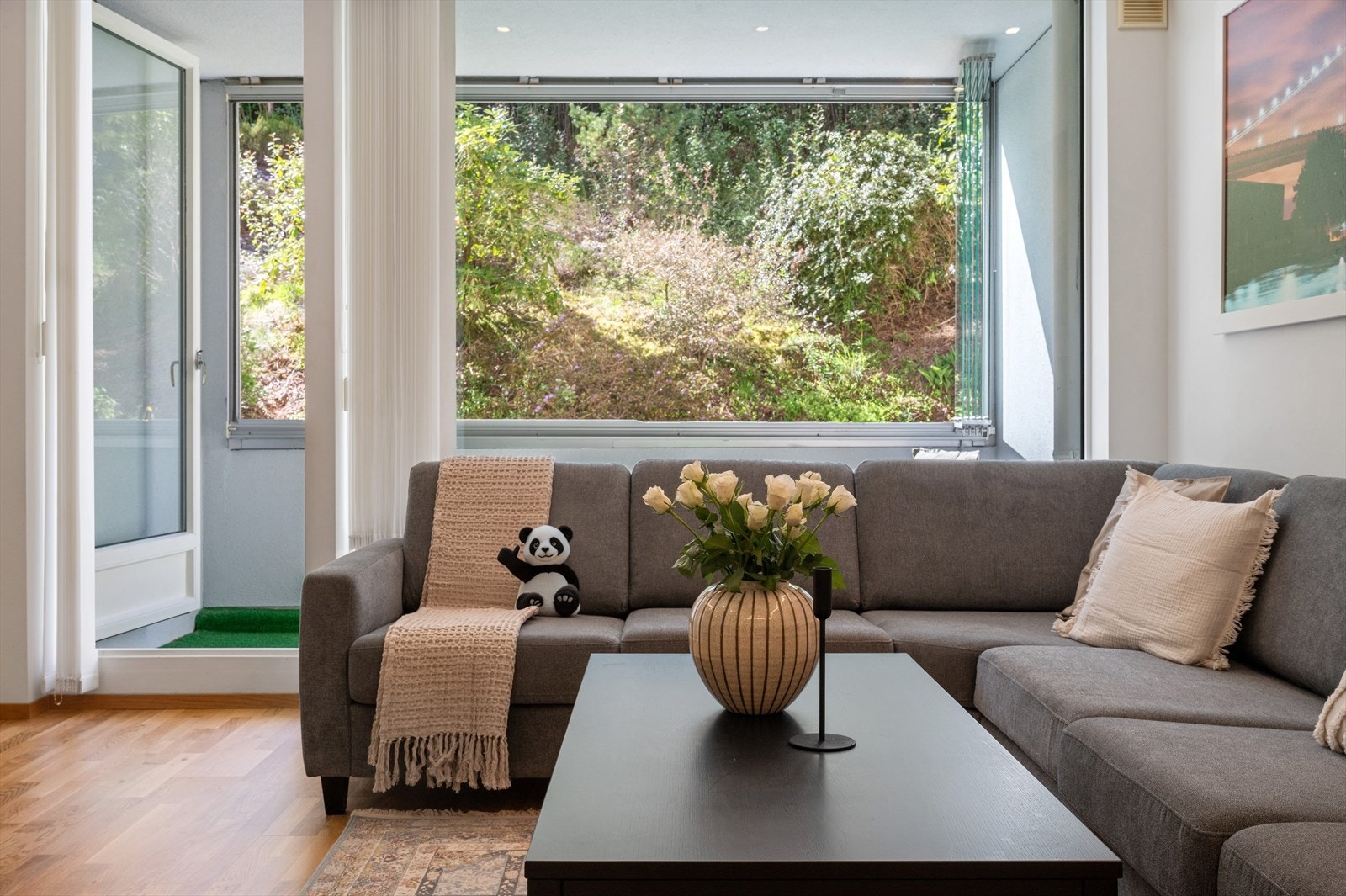 - Merk at balkongen blir som en slags forlengelse av stuen sommerstid - Galleribilde