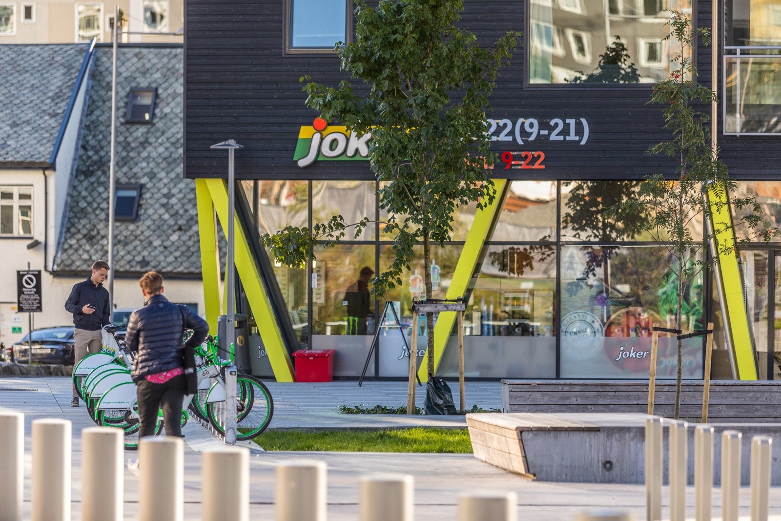 Her er det tilrettelagt for effektive dager med dagligvarebutikk like ved bygget. Galleribilde
