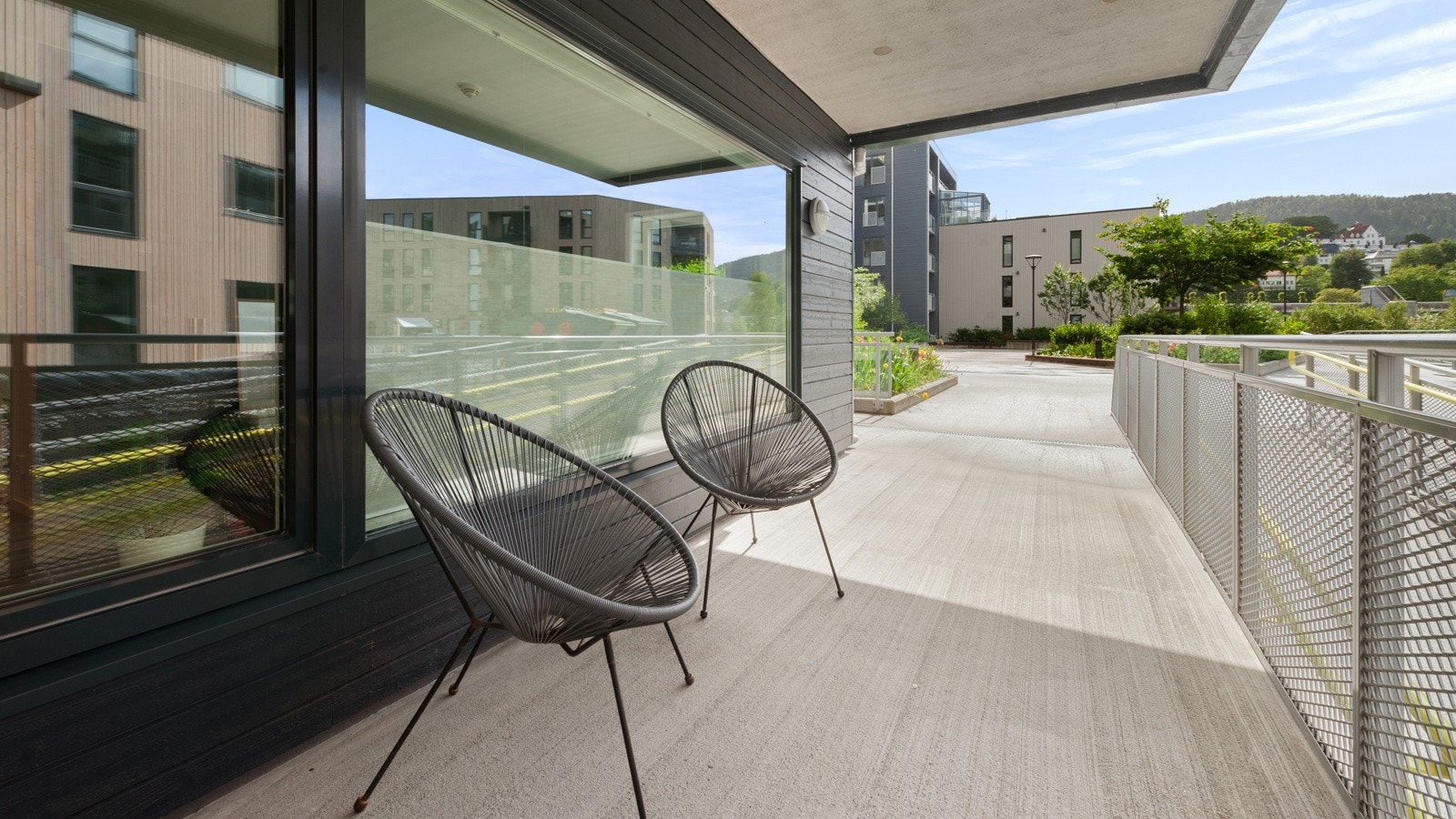 Store vindusflater ut mot privat terrasse Galleribilde