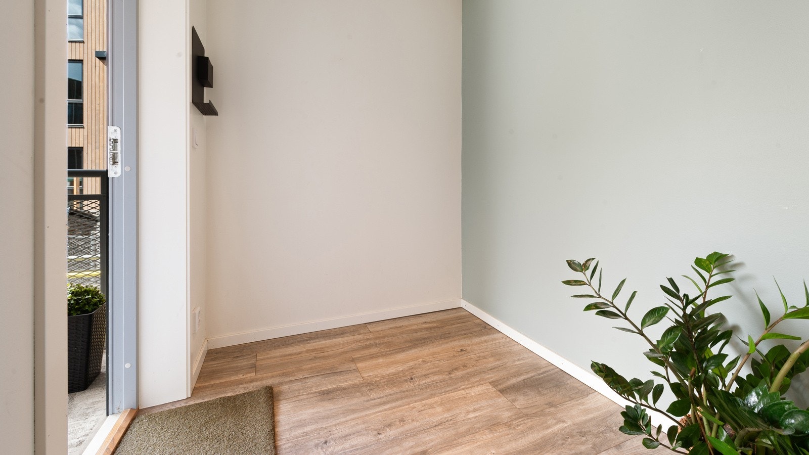 Velkommen inn | Her er det god plass for løsninger til sko og yttertøy, både for eier og gjester Galleribilde