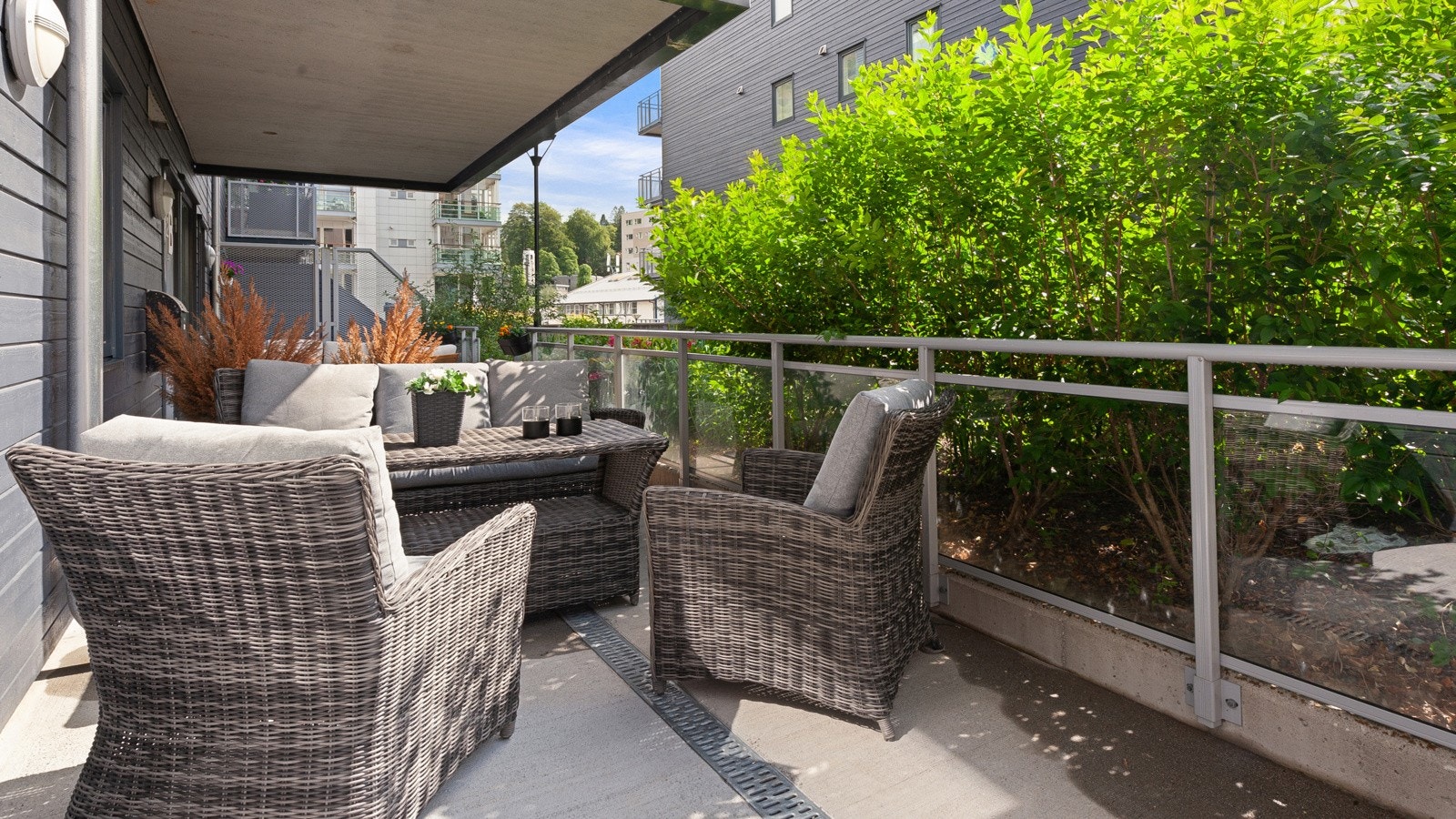Skjermet og solrik terrasse på vestsiden Galleribilde