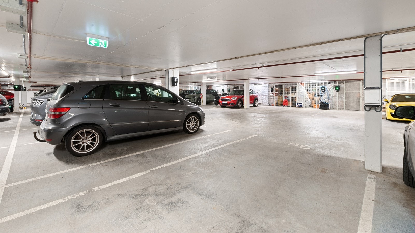 Det medfølger fast garasjeplass med lader for el. bil Galleribilde