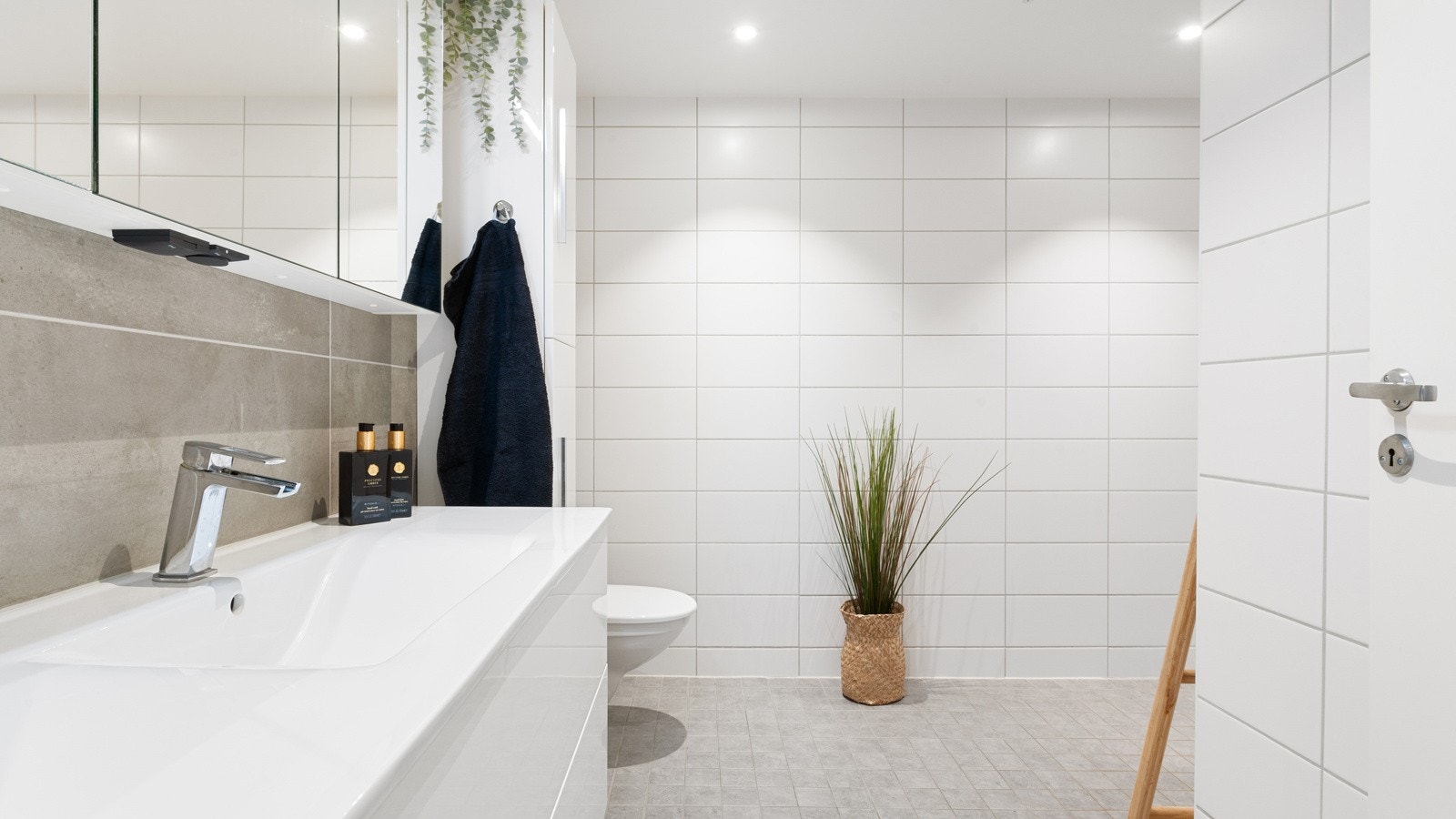 Gulvvarme og innfelt downlightsbelysning i taket Galleribilde