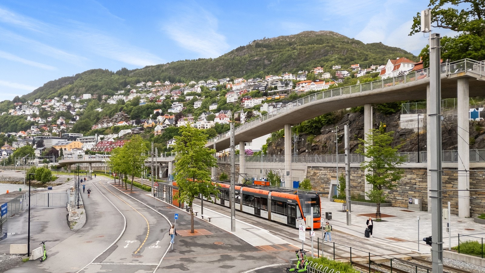Bybanestopp like ved eiendommen samt nyere sykkel/gangvei til sentrum, eller motsatt retning mot Kronstad og Minde Galleribilde