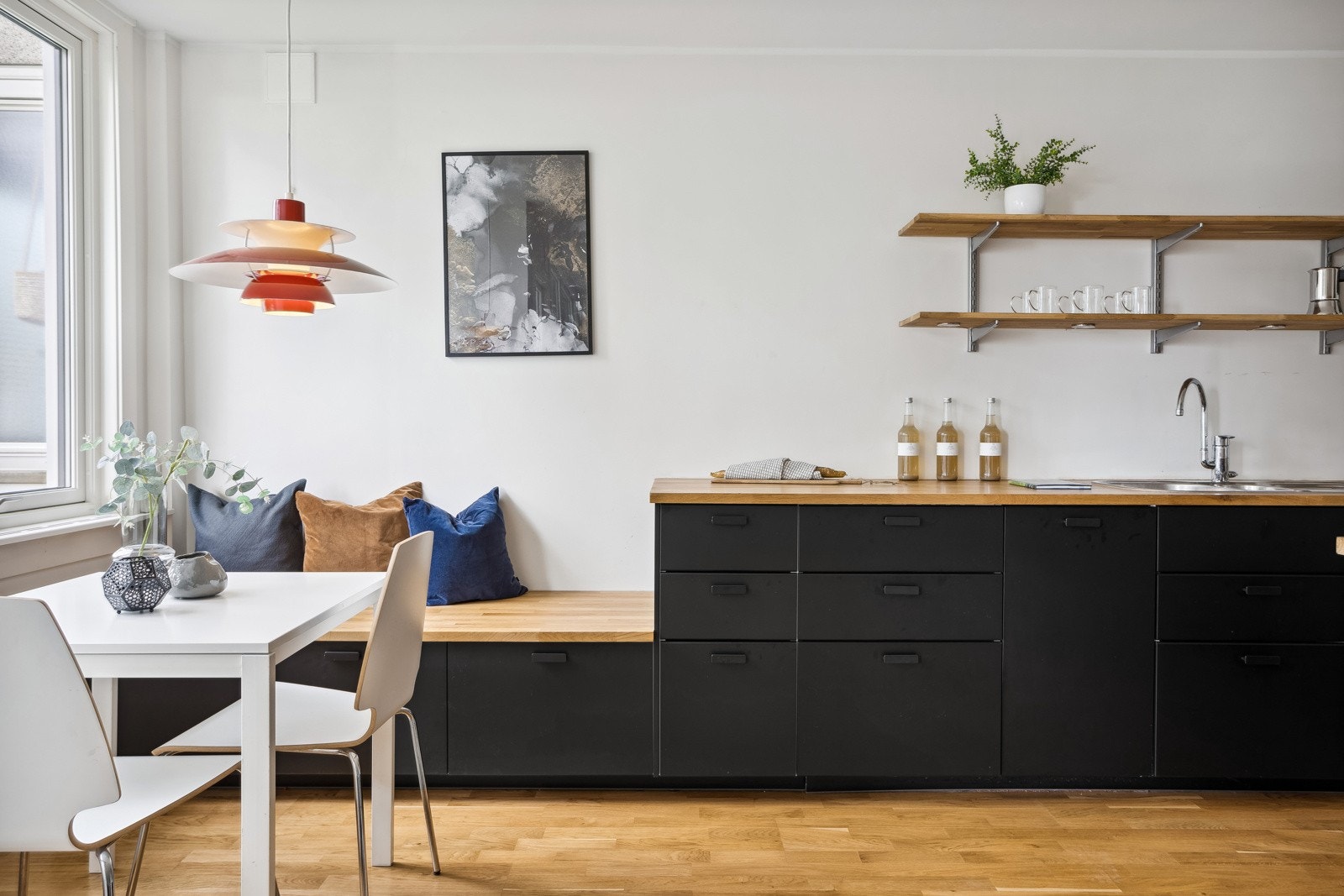 Stilig kjøkken fra 2019, med lekker plassbygd benk. Galleribilde