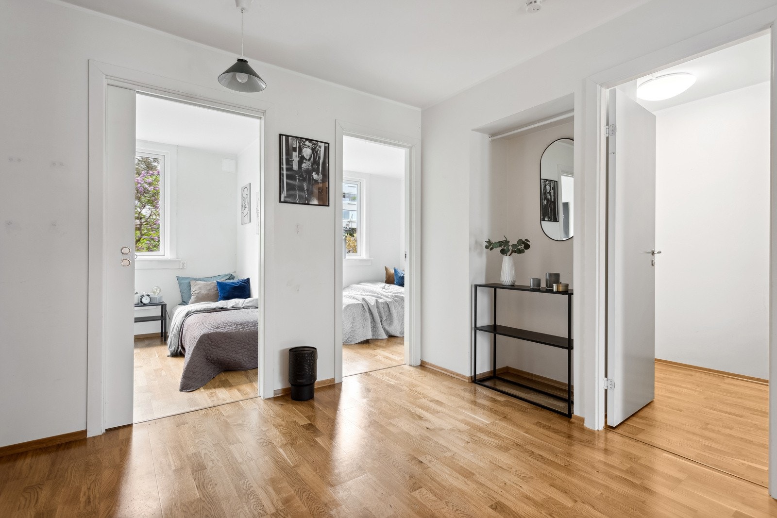 Romslig entré Galleribilde