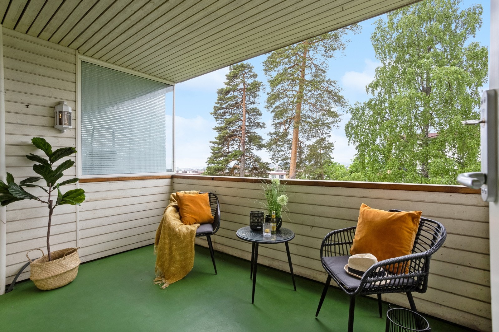 Romslig balkong med gode møbleringsmuligheter. Galleribilde