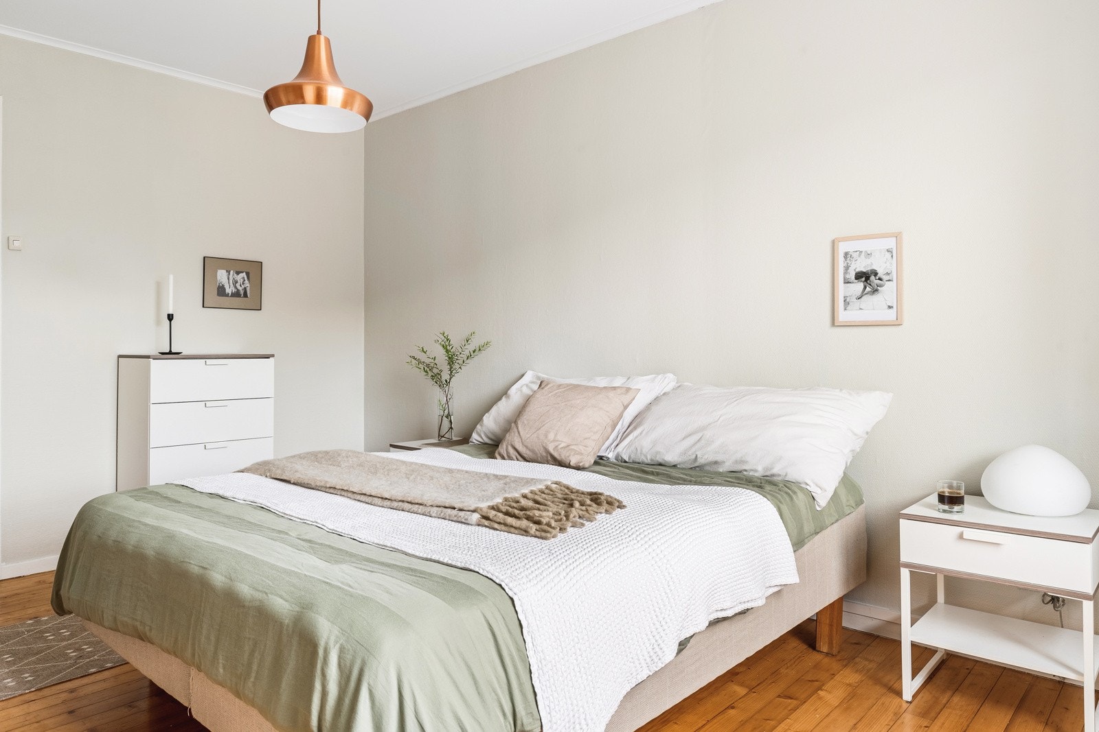 Her er det god plass til en stor seng, garderobeskap og pult. Galleribilde