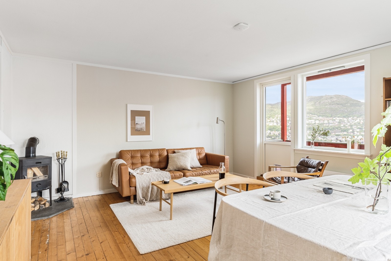 Peisen er også praktisk plassert i stuen og avgir god varme. Galleribilde