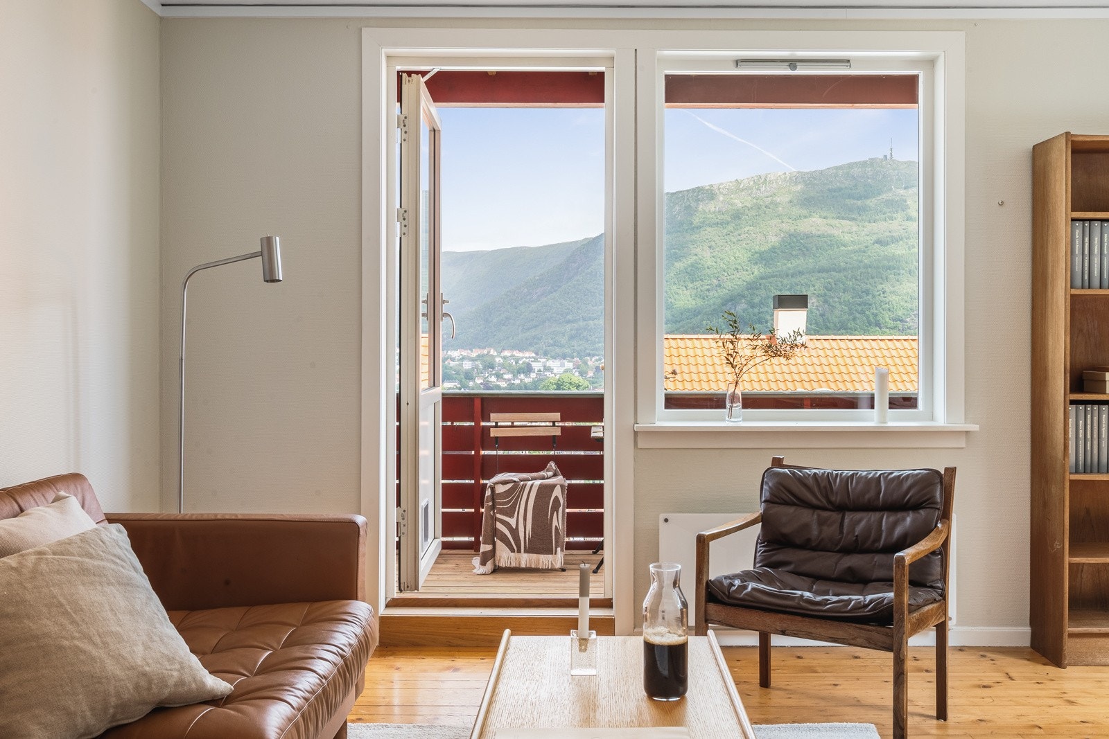 Fra stuen er det utgang til en nordøst-vendt balkong på 7,4kvm Galleribilde