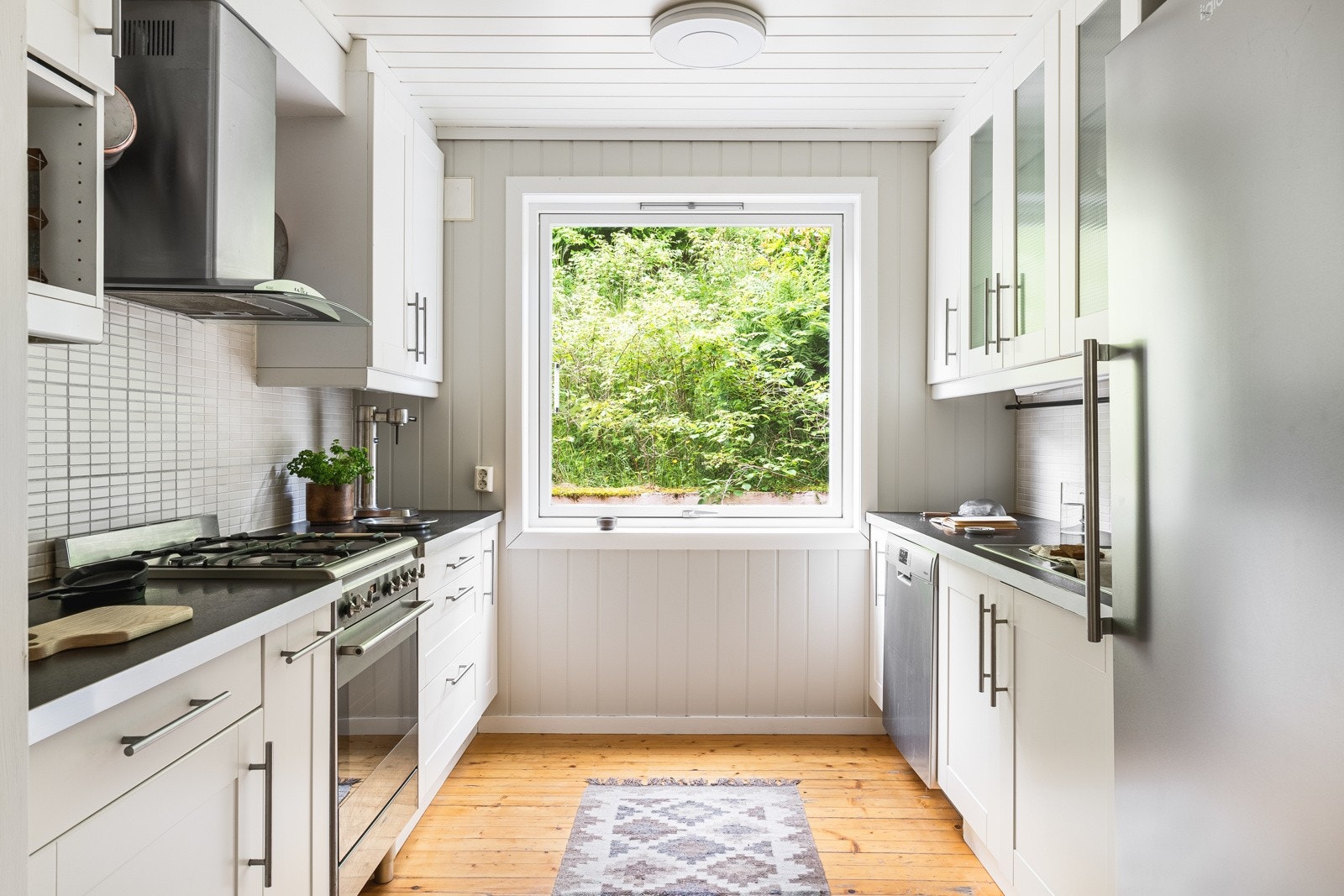 Her er utformingen på kjøkkenet godt utnyttet med flott lysinnslipp gjennom det store vinduet. Galleribilde