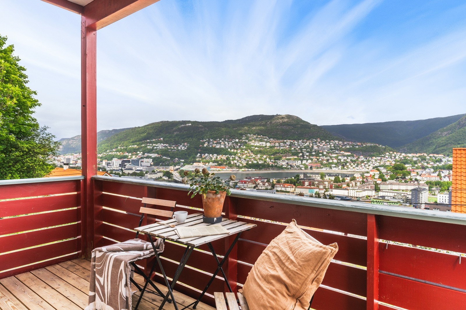 En sjarmerende og lekker leilighet med fantastisk utsikt og tilhørende bodareal på 38kvm m/potensial. Galleribilde