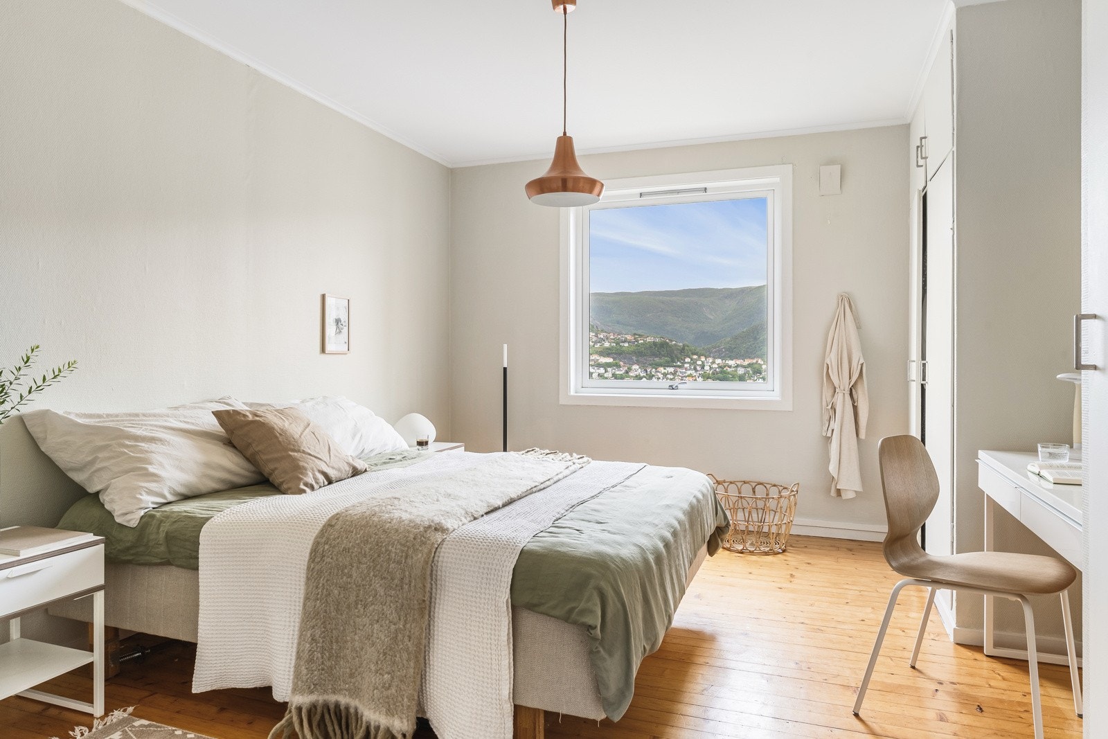 Hovedsoverommet i leiligheten er på 15,1 kvm og kan by på utsikt fra seng, god lagringsplass og en luftig atmosfære. Galleribilde