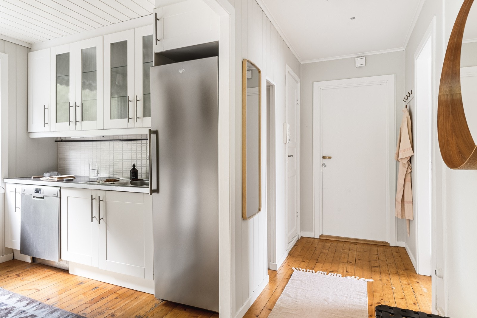 Enkel tilkomst fra stue til kjøkken med åpen løsning fra entré skaper en god atmosfære på kjøkkenet. Galleribilde