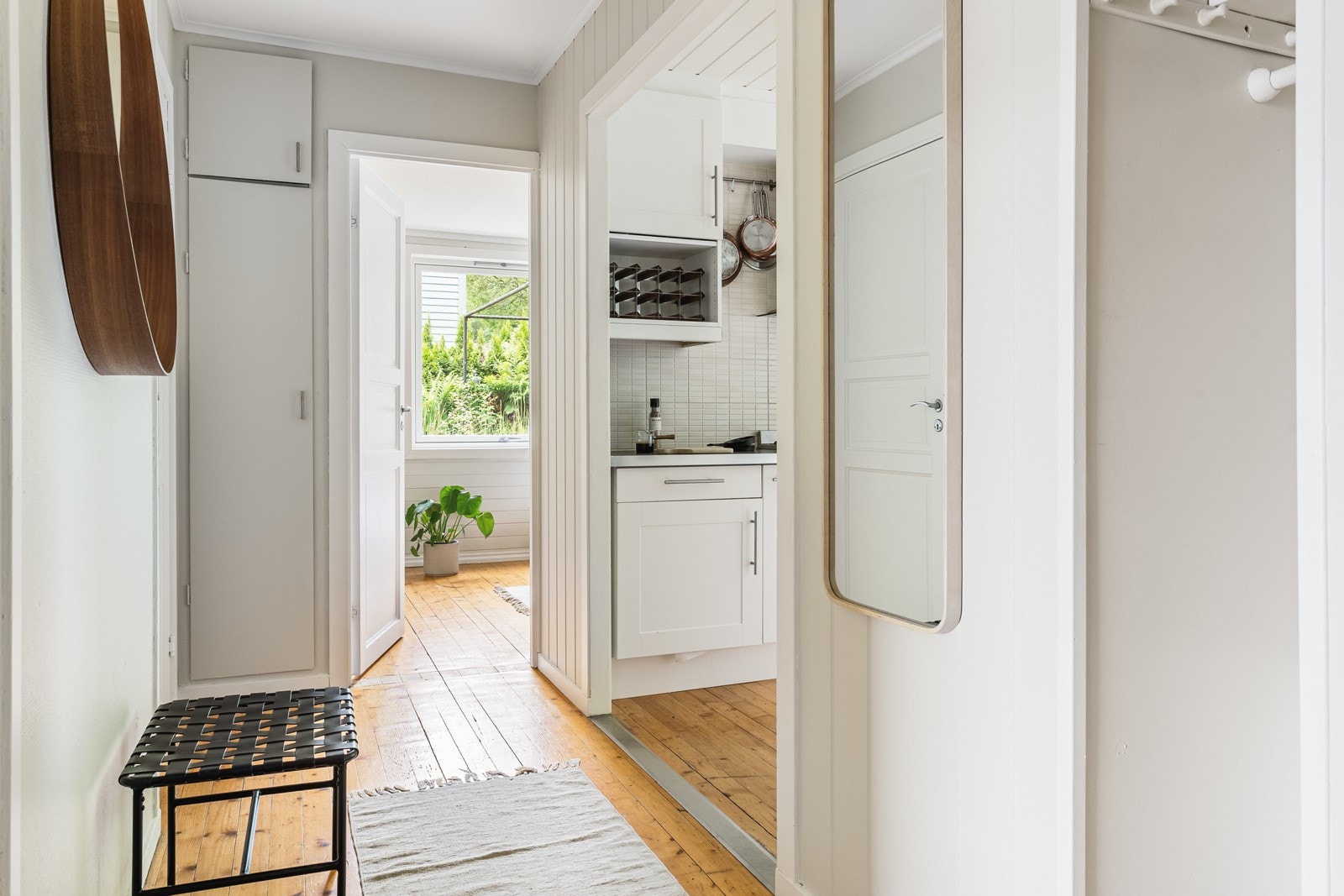 Velkommen inn! Det første som møter deg er en lys og luftig entré med god plass til klesoppheng. Galleribilde