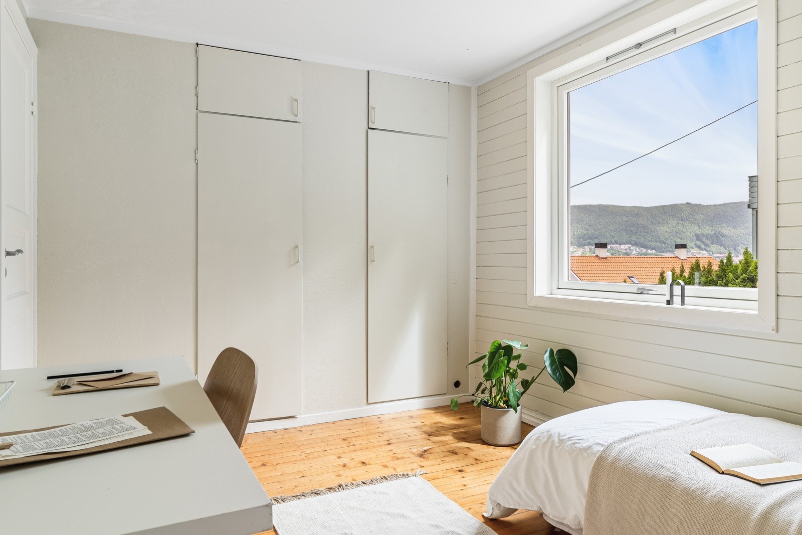 På soverommet er det god plass til stor seng, lagring av klær og en pult. Galleribilde