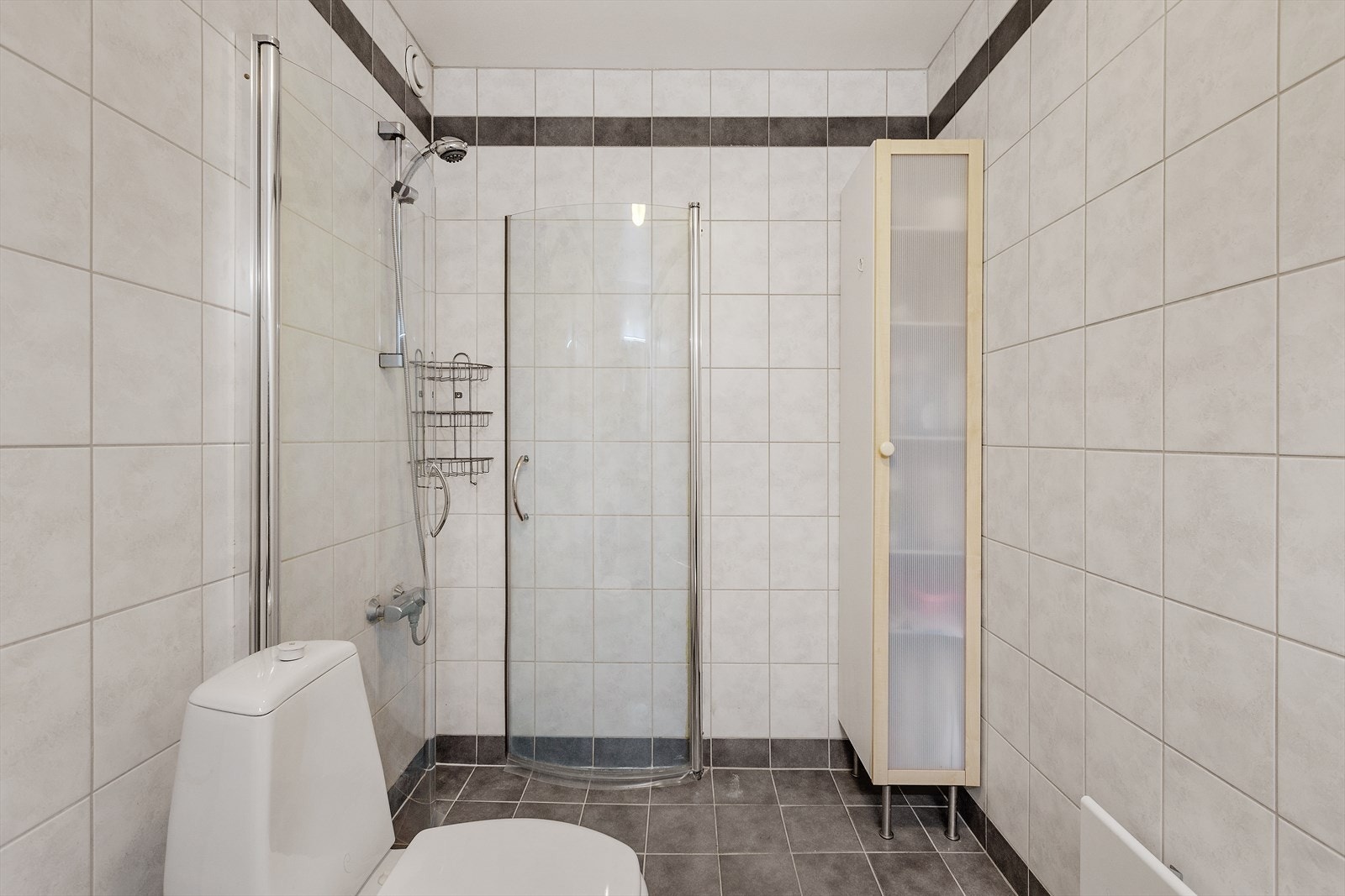 - Badet er utstyrt med gulvmontert klosett, servantinnredning og dusj på gulv - Galleribilde