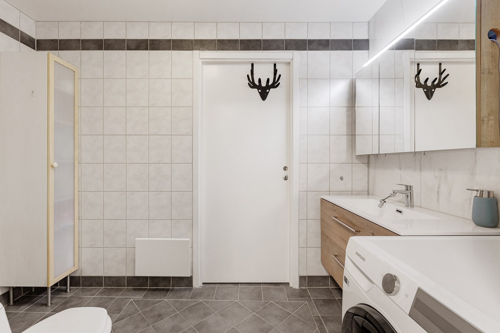 - Badet består av fliselagt gulv med varme - Galleribilde