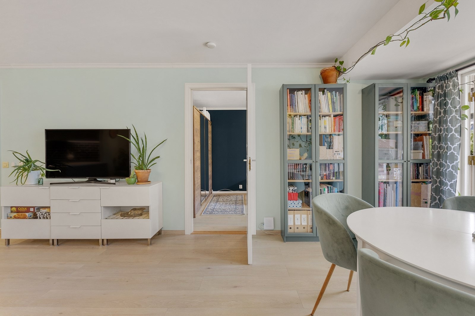 - Fra stuen har du utgang til terrasse og inngang til soverom - Galleribilde