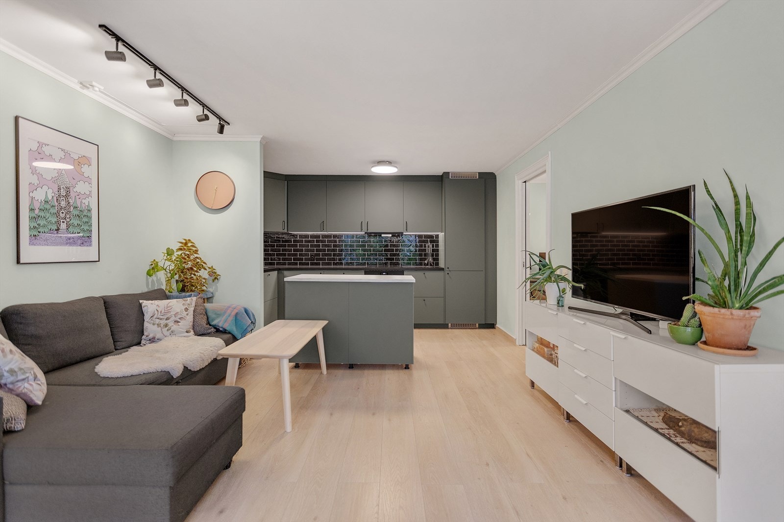 - Leiligheten har moderne farger og et delikat gulv - Galleribilde