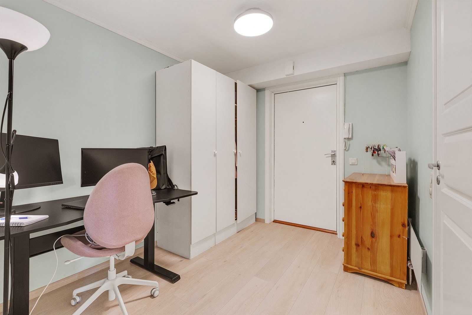 - Det er god plass til å sette fra seg sko og henge fra seg yttertøy i garderobe - Galleribilde
