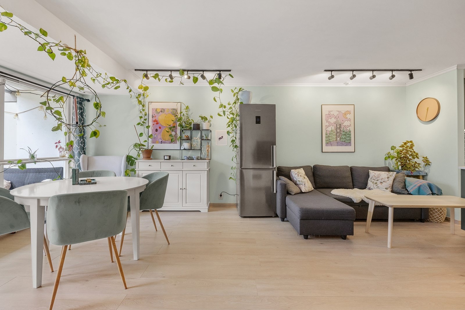 - Stuen har gode møbleringsmuligheter med plass til både sofagruppe og spisebord - Galleribilde