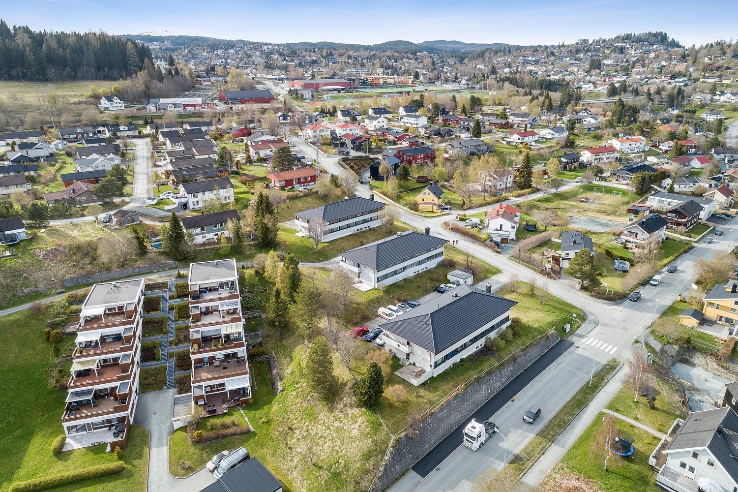 Du vil med få minutters gange nå både dagligvarebutikk og bussholdeplass Galleribilde