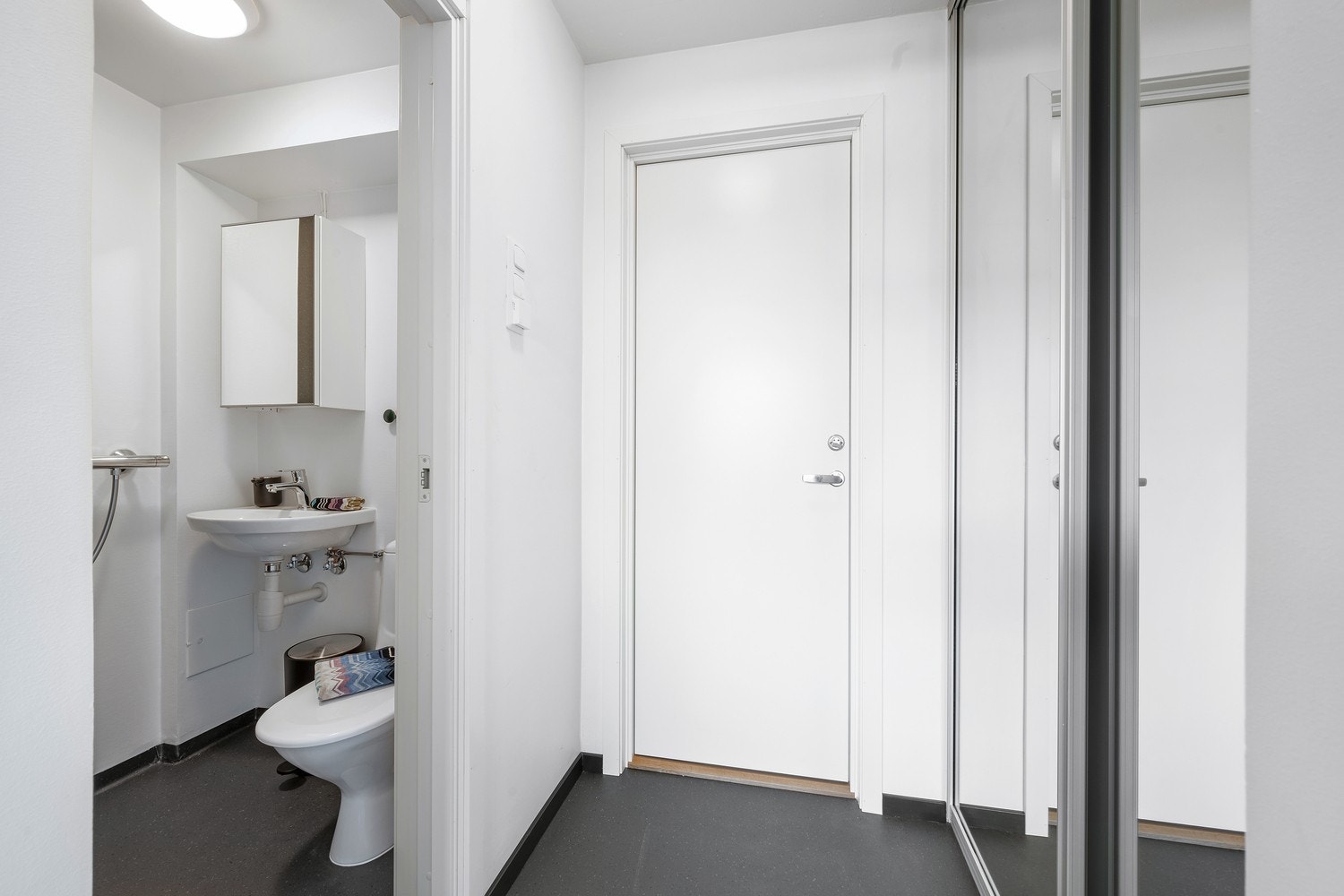 Praktisk skyvedørs garderobe med speil fronter i gang. Galleribilde