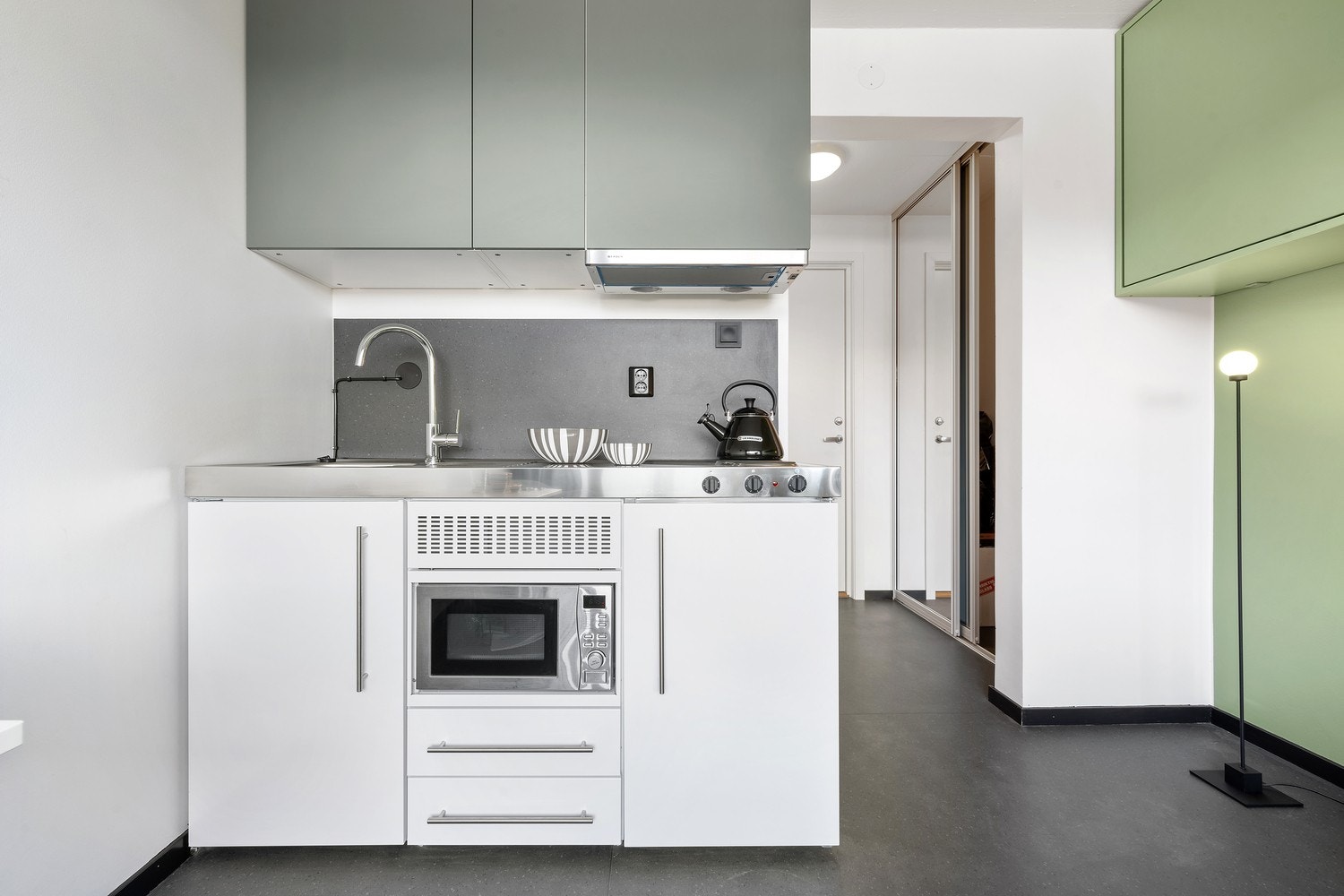 Lys og funksjonell kjøkkeninnredning med koketopp og ovnkomfyr funksjoner. Galleribilde