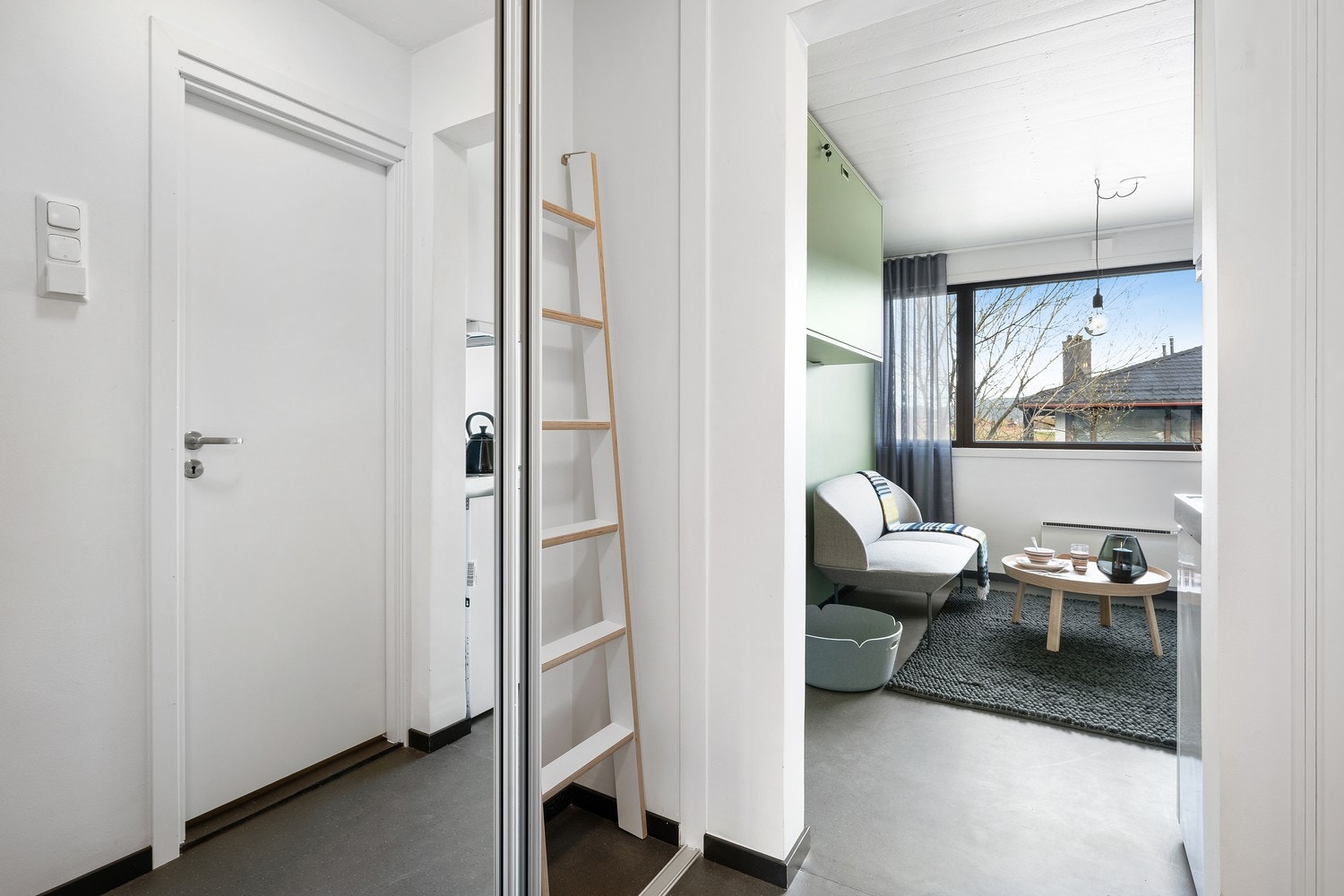 Praktisk skyvedørs garderobe med speil fronter i gang. Galleribilde