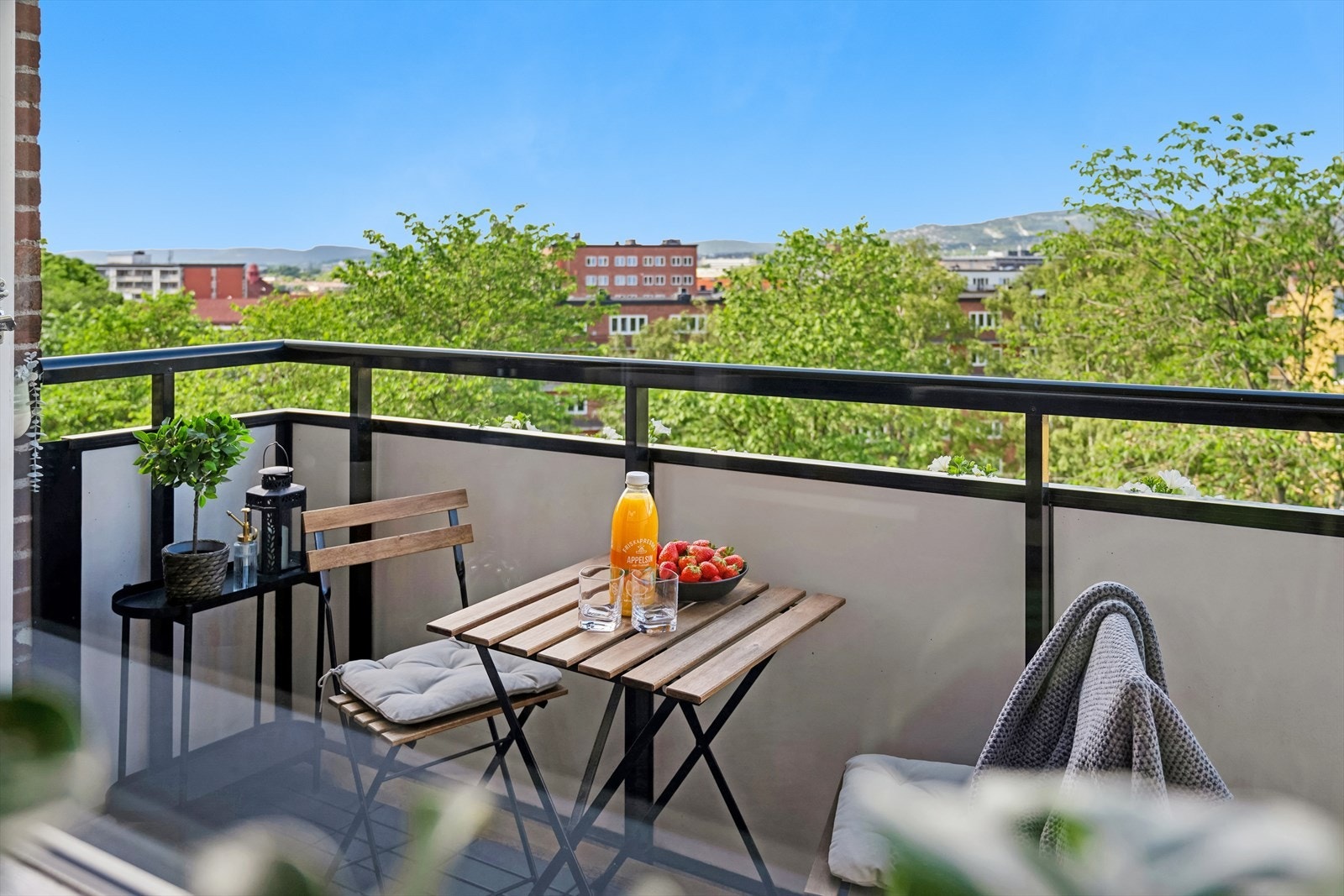 På balkongen har du plass til sittegruppe og grill Galleribilde
