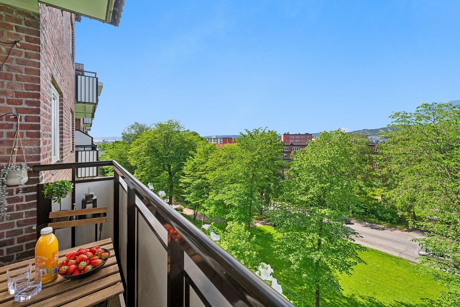Fra balkongen har du fantastisk utsikt mot Oslofjorden og Holmenkollen Galleribilde