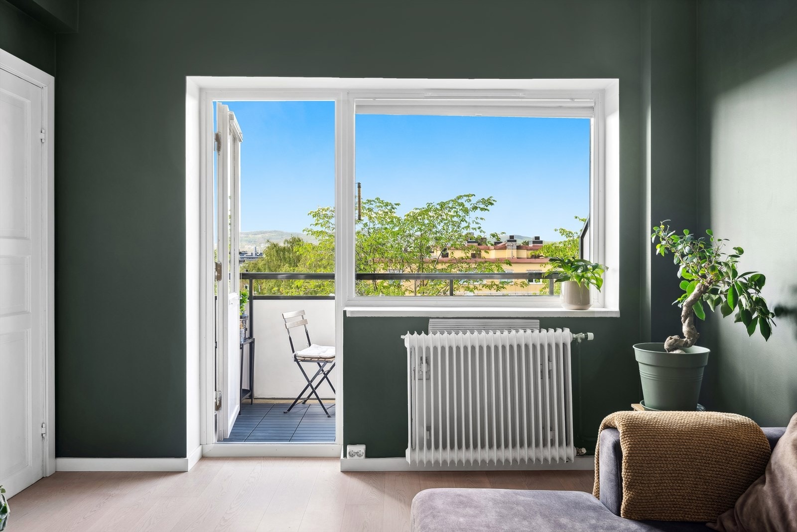 Fra stuen er det utgang til den solrike balkongen Galleribilde