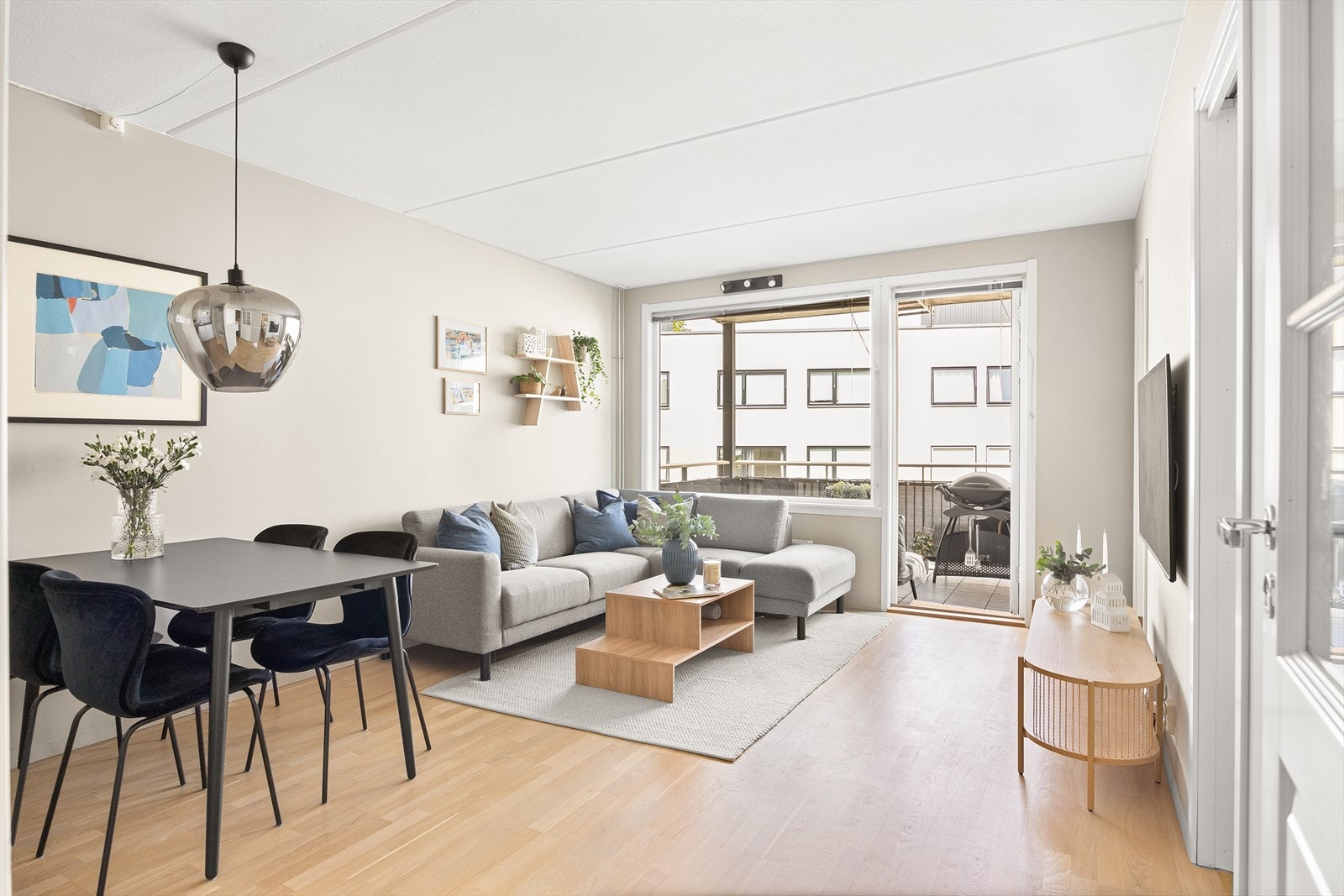 Dette er en innbydende 2-roms i byggets 5. etasje med god intern beliggenhet. Denne leiligheten er perfekt for de som søker komfortabel og moderne bylivsstil, med en ideell plassering som gir tilgang til alle byens fasiliteter. Galleribilde