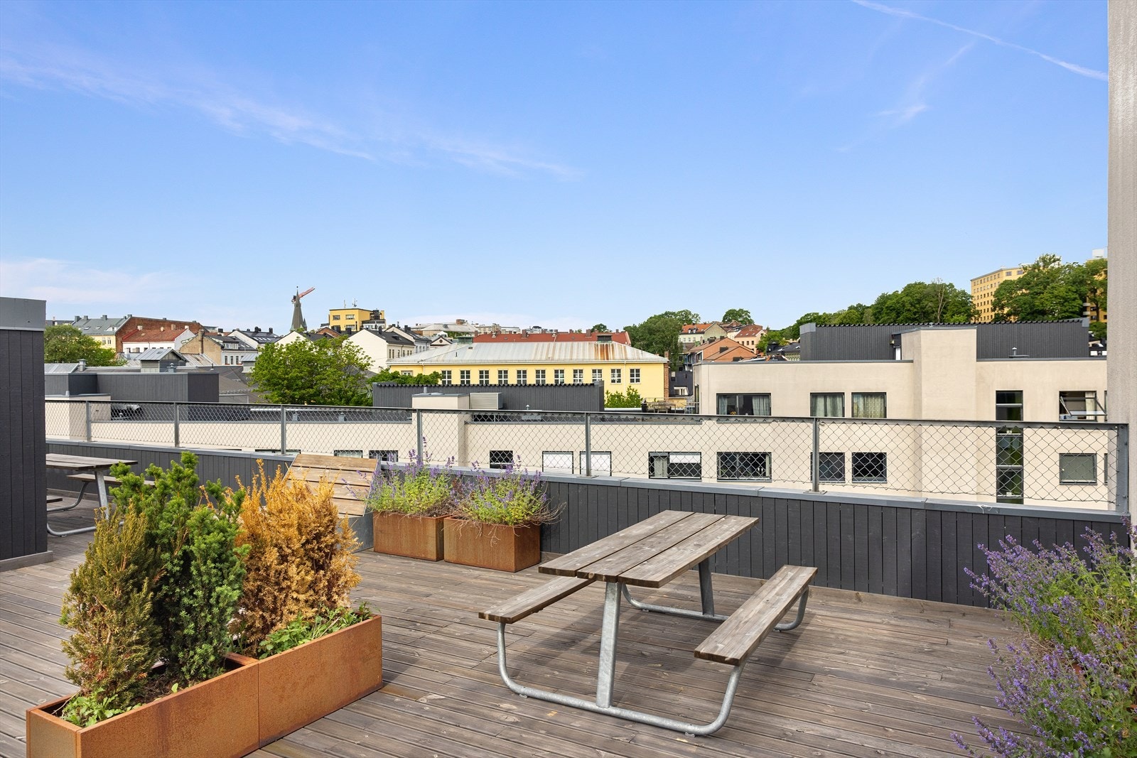 På toppen av byggene finnes det en rekke takterasser som beboerne fritt kan benytte, med fenomenal utsikt over byen og sol hele dagen. Galleribilde