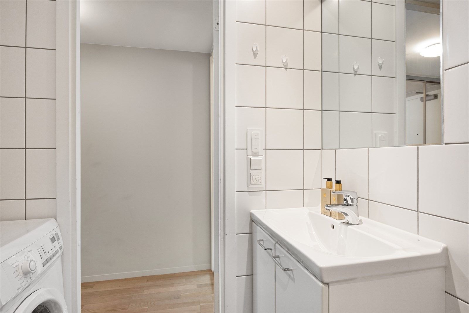 Det er også opplegg for vaskemaskin, som gjør det enkelt å utføre klesvask i hjemmet. Galleribilde