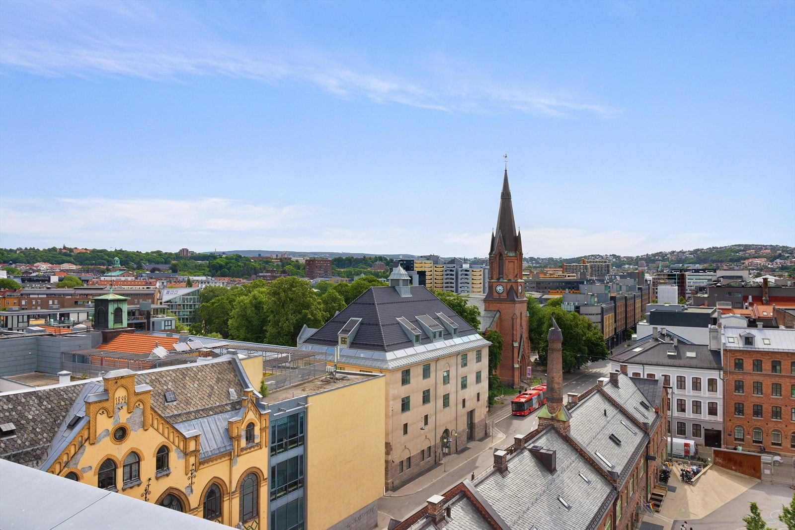 Plasseringen er unik i Oslo, med nærhet til absolutt alt av forretninger, kafeér, restauranter og underholdnings- og servicetilbud. Galleribilde