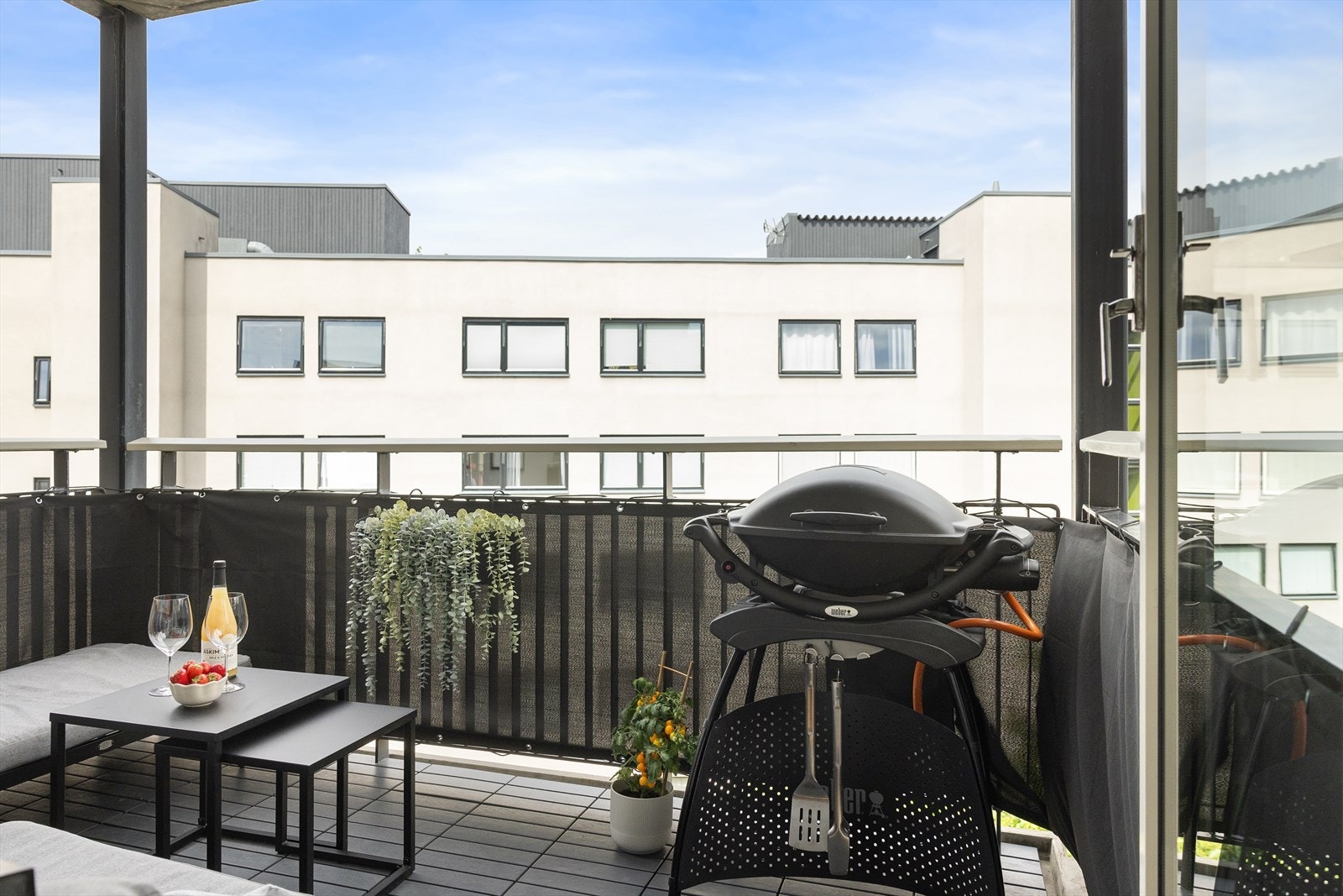 På sommerhalvåret blir balkongen som en forlengelse av stuen og innbyr til mer samvær og fine stunder med familie og venner. Balkongen vender mot et svært rolig atrium med parkpreg i bakgården, noe som gir en fredelig og grønn utsikt. Galleribilde