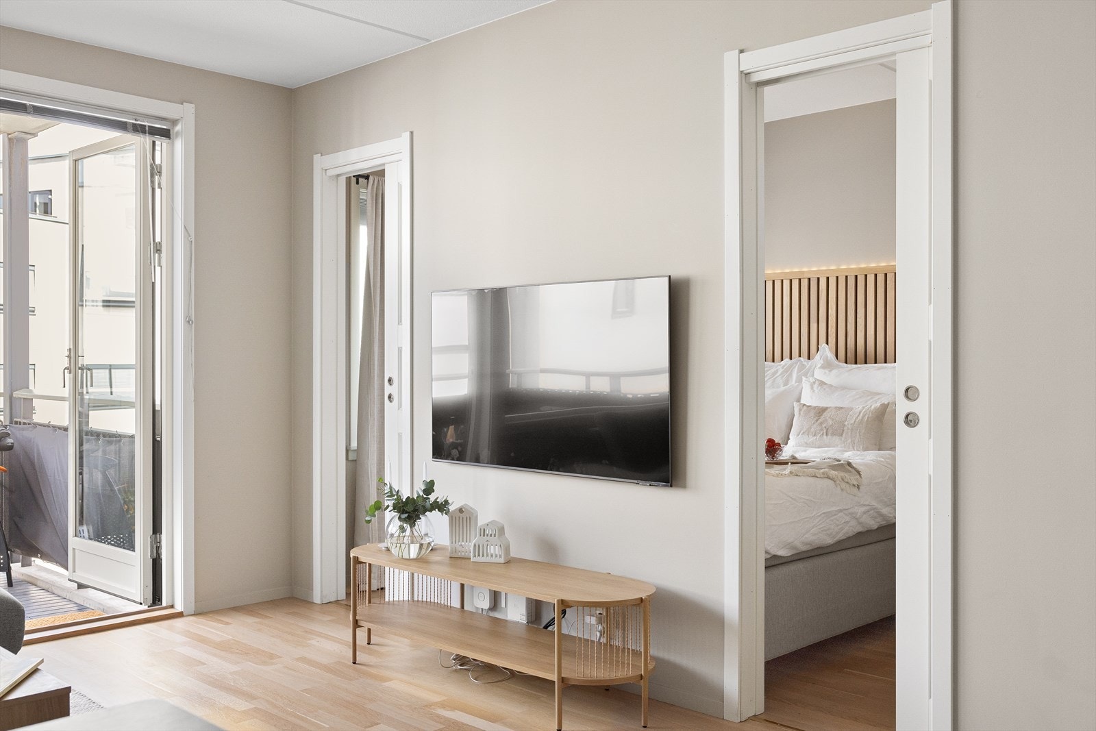Fra stuen er det adkomst til soverom. Galleribilde