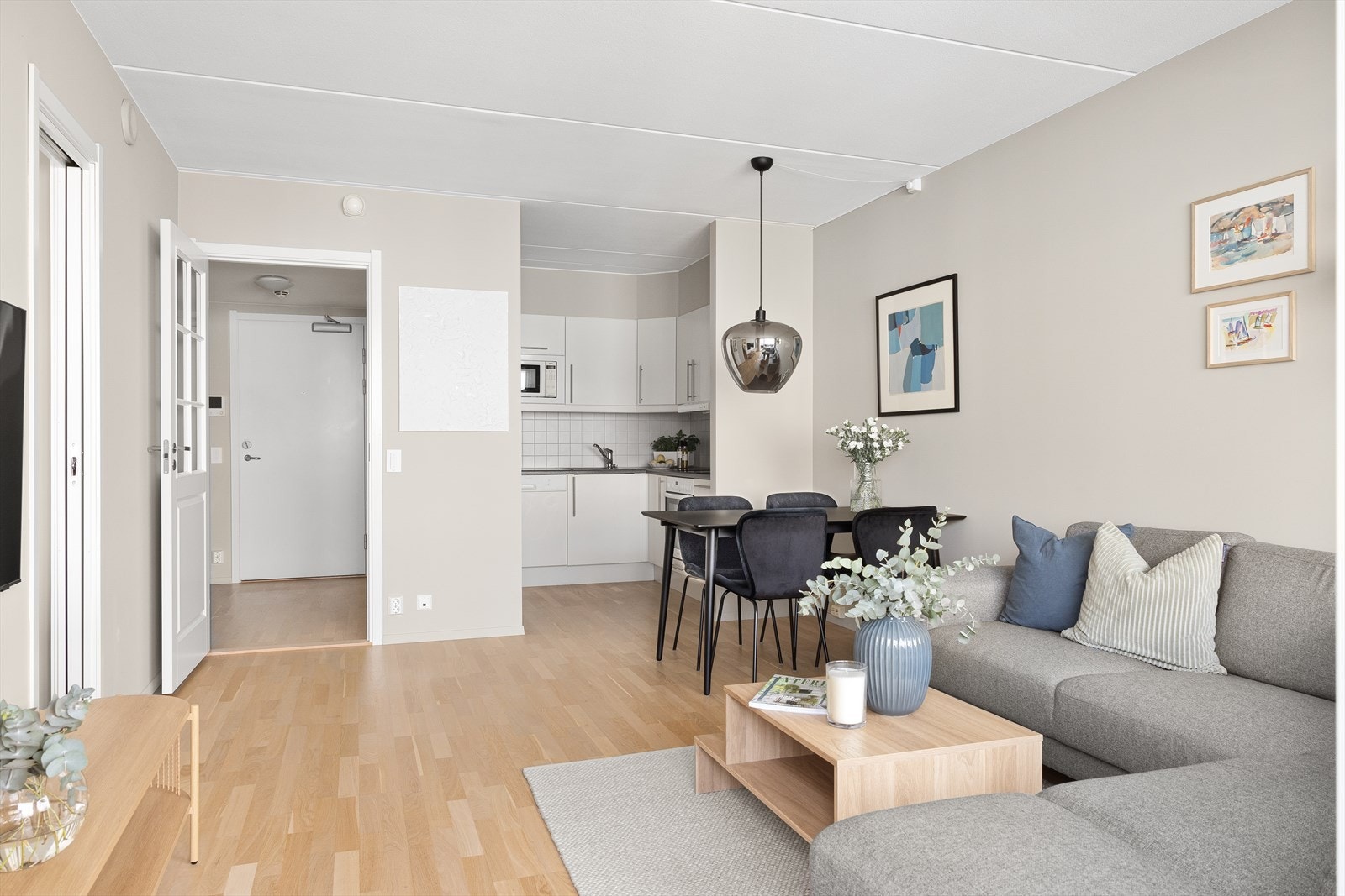 Gulvet er belagt med flott 3-stavs eikeparkett, som gir rommet en varm og naturlig atmosfære. De glatte overflatene er malt i delikate og moderne fargetoner, som gir en lys og luftig følelse. Galleribilde