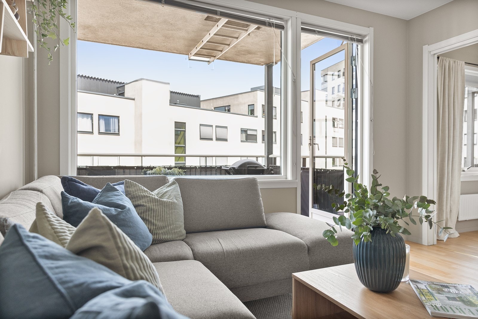 Fra stuen er det utgang til en herlig balkong. Galleribilde