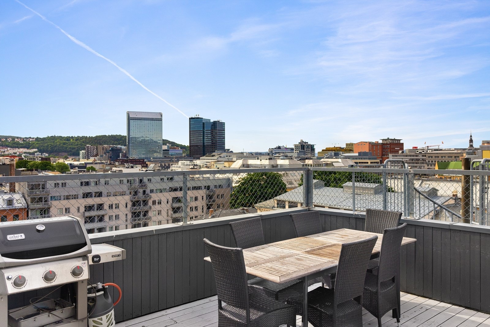 Fra selskapslokalet er det også utgang til en herlig takterrasse med flott utsikt over byen. Galleribilde