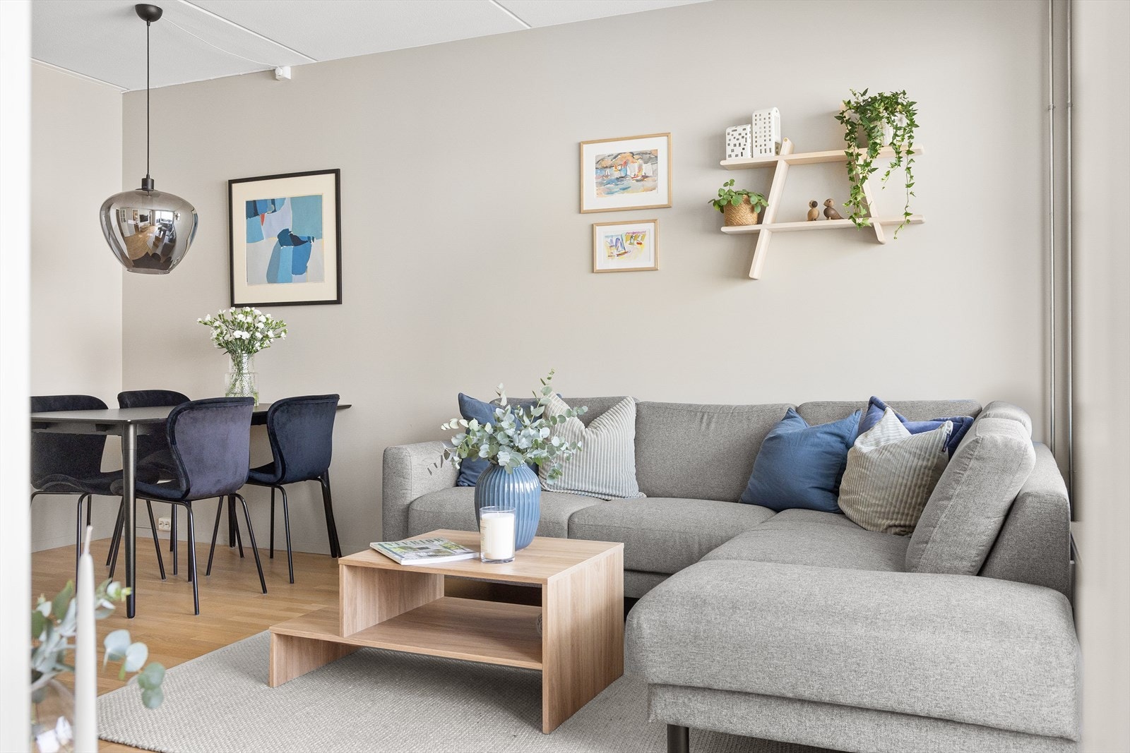 Denne kombinasjonen av materialer og farger skaper et elegant og stilrent uttrykk som passer perfekt til moderne interiør. Galleribilde