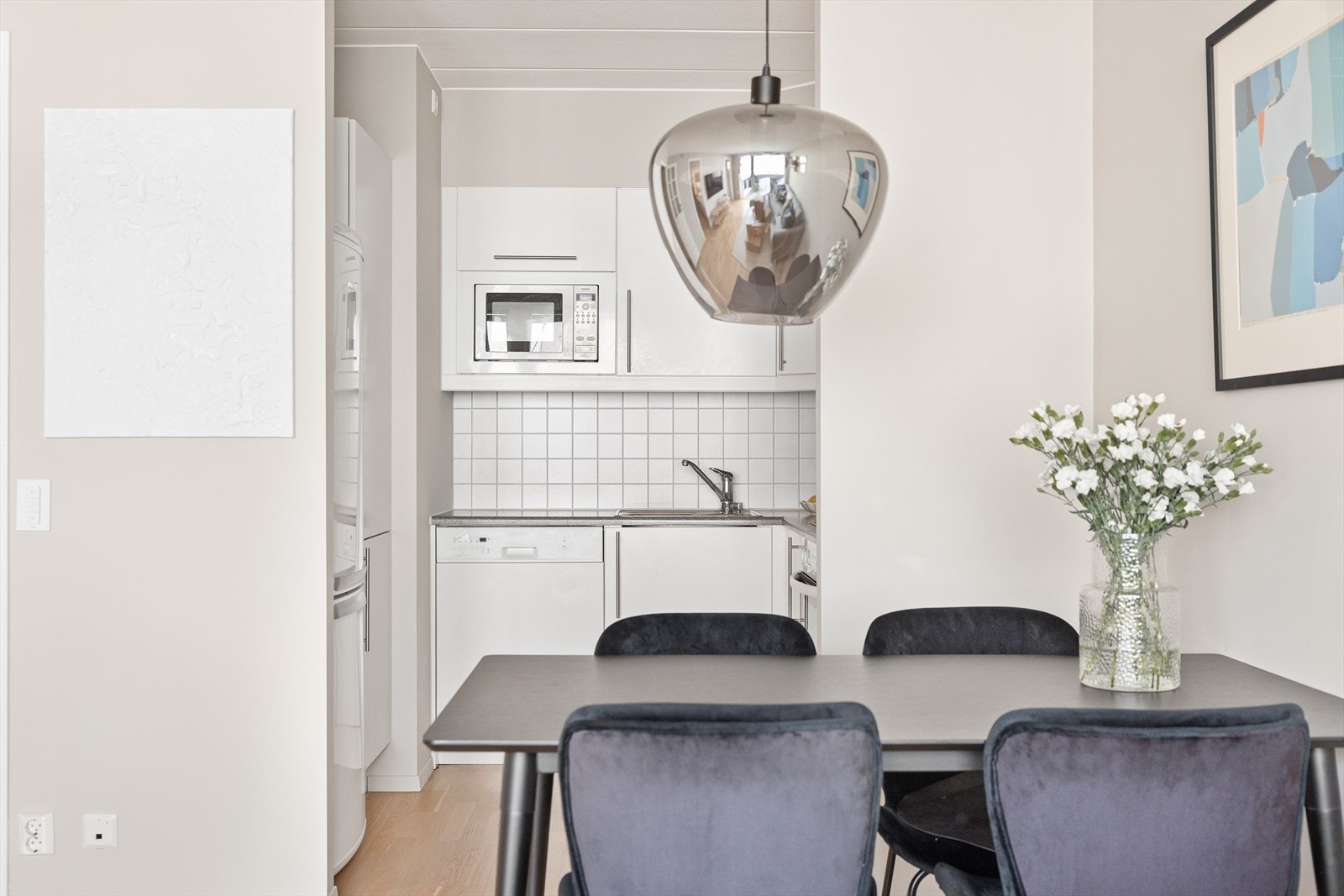 Moderne kjøkken med rikelig skap- og benkeplass. Galleribilde